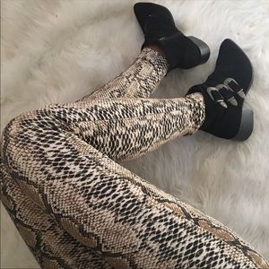 1️⃣ LEFT! Snake skin leggings